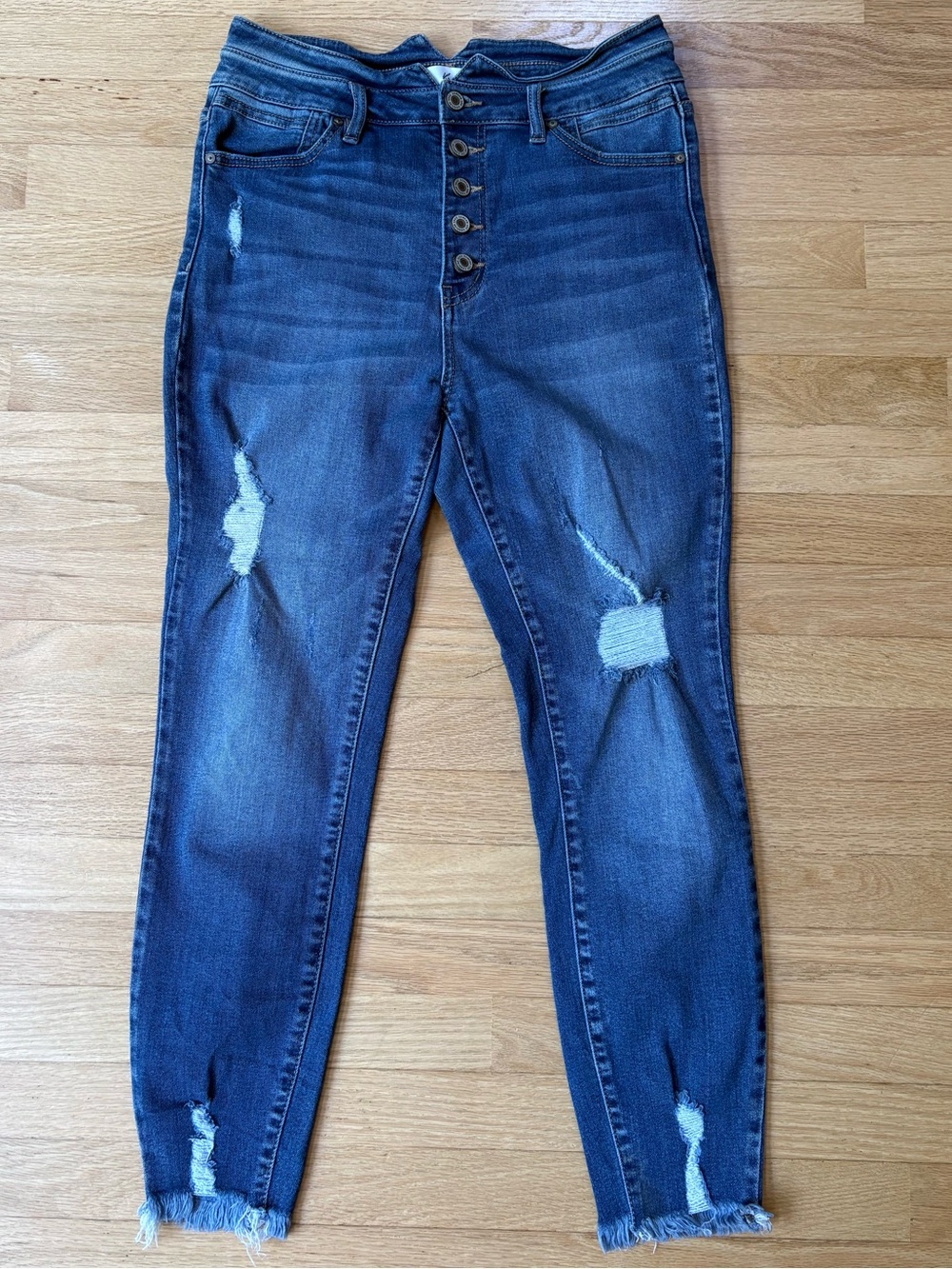 KanCan Button-Fly Estilo Distressed Jeans Size 11/29 in Excellent Condition